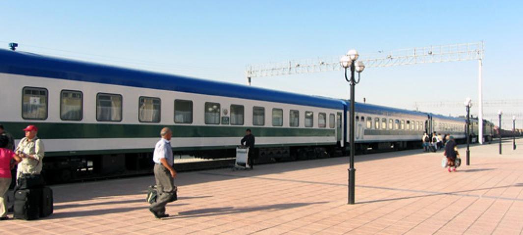 Ташкент хива поезд. Ургенч вокзал. Поезд Хива Бухара. Поезд 050ф Бухара Хива. Поезд на вокзале Ургенч.