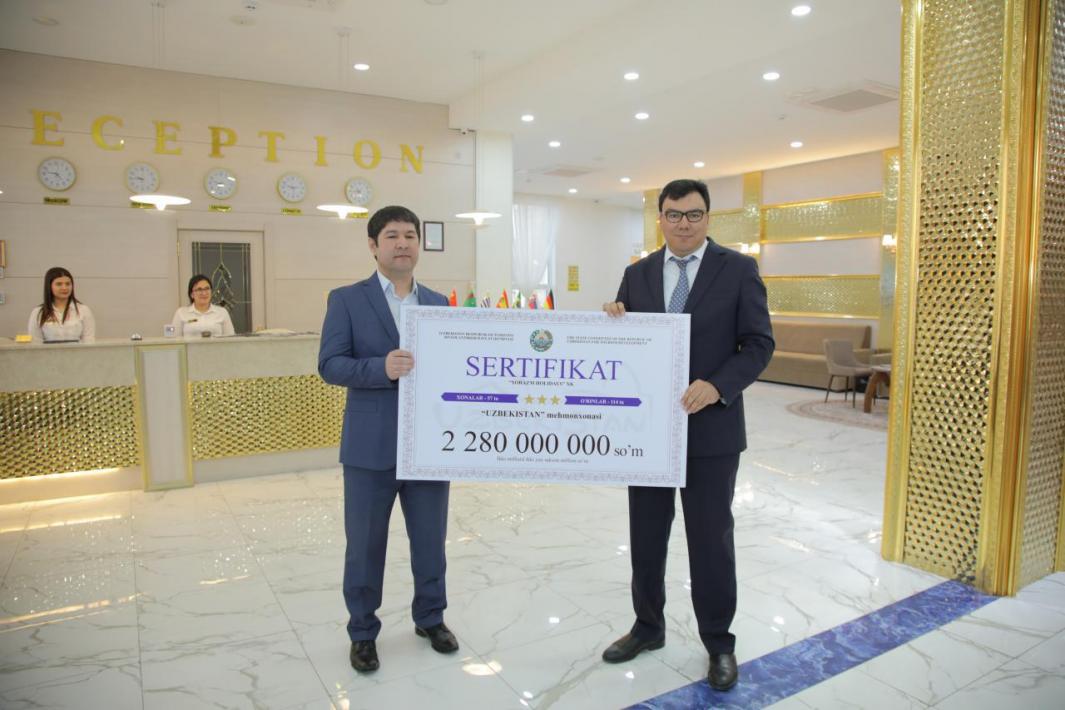 Aziz Abdukhakimov presented a subsidy certificate to the owner of a 3-star hotel in Khorezm