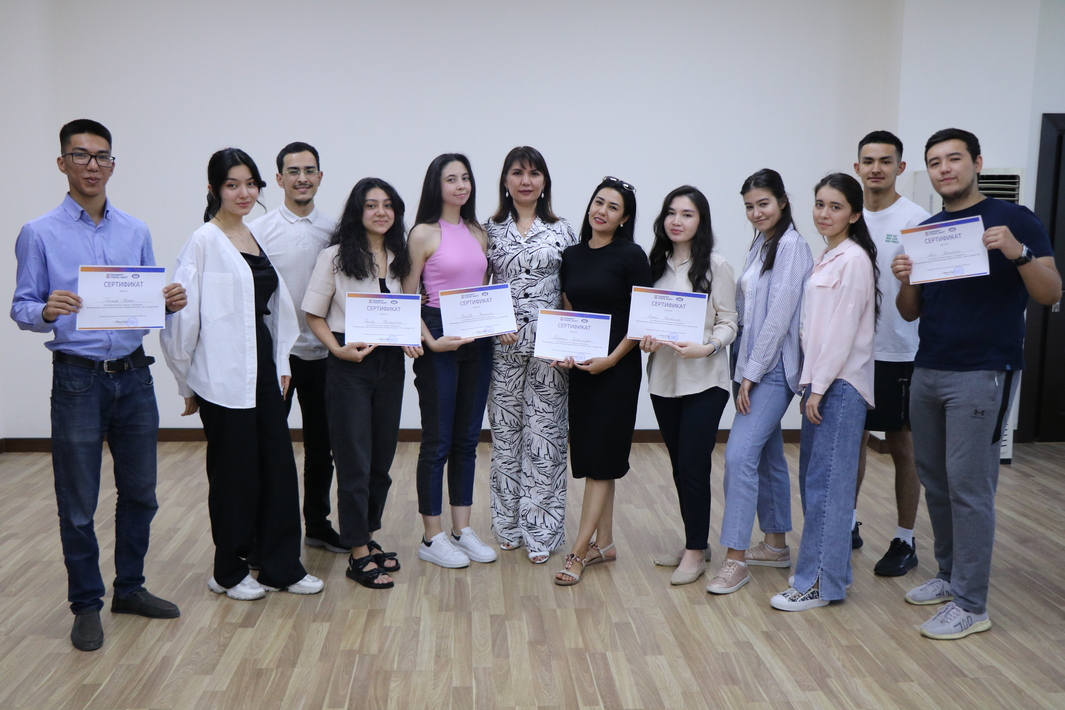 APTA awarded certificates to volunteers of Tashkent Travel Mart 2022